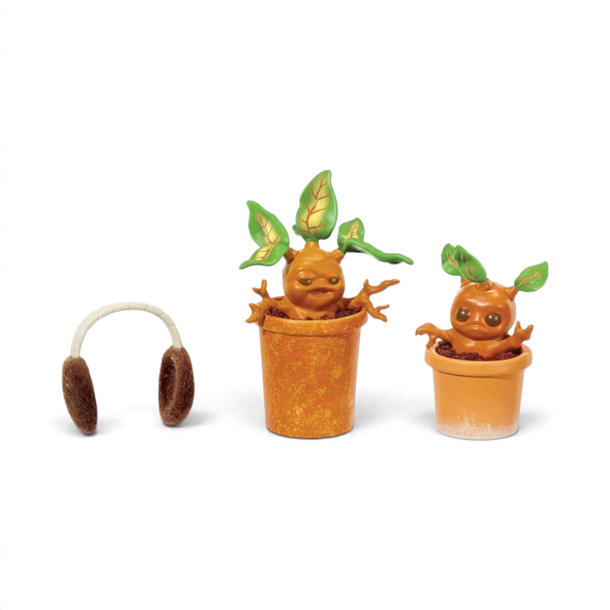 Figurines Mandragores miniatures La boutique Aux 2 Balais avec pots en terre cuite et casque antibruit marron