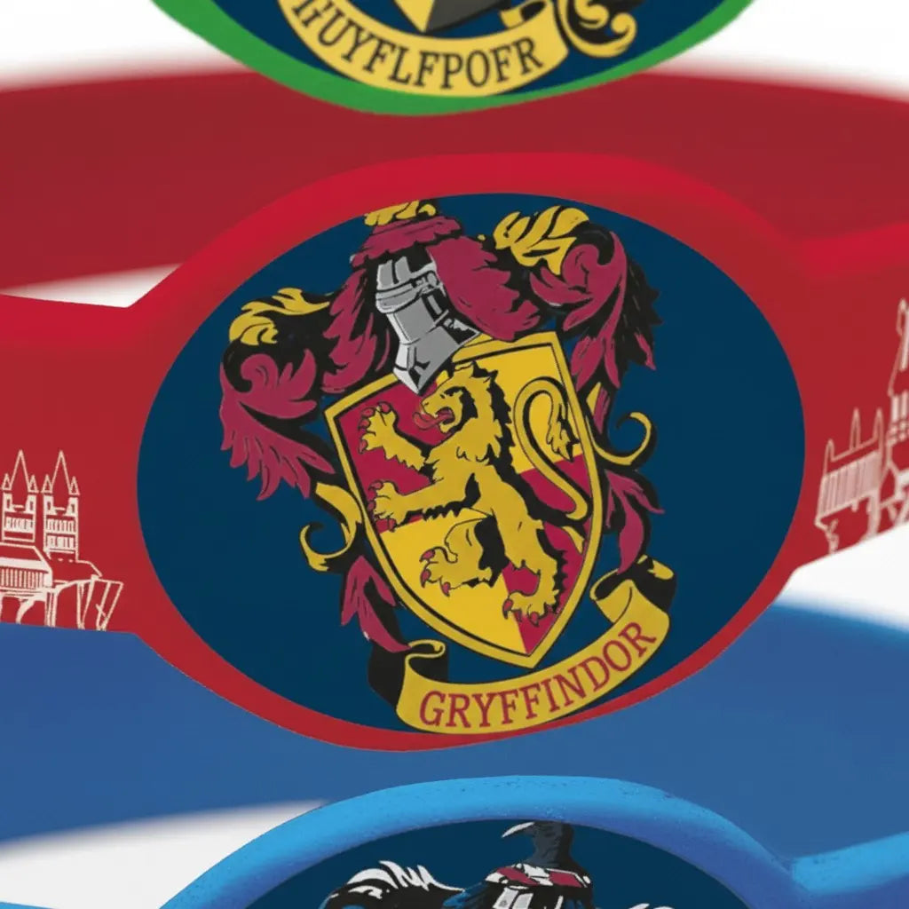 Lot de 4 bracelets élastiques Harry Potter en plastique souple, aux couleurs des maisons : vert Serpentard, jaune Poufsouffle, rouge Gryffondor, bleu Serdaigle.
