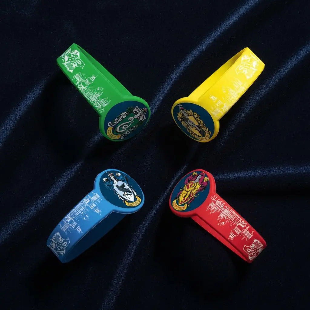 Lot de 4 bracelets élastiques Harry Potter aux couleurs des maisons : vert Serpentard, jaune Poufsouffle, rouge Gryffondor, bleu Serdaigle. Plastique souple.