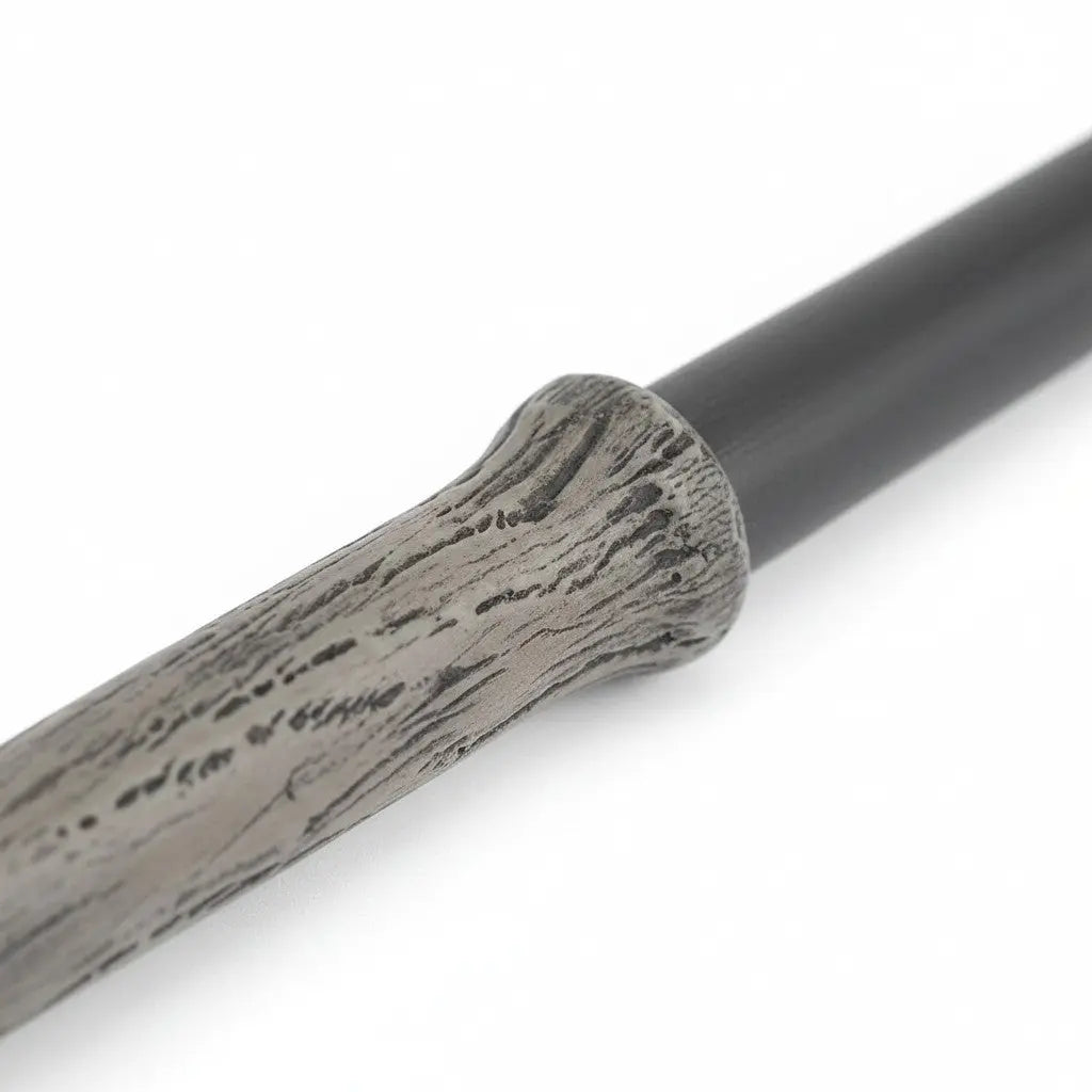 La boutique Aux 2 Balais : réplique baguette Bellatrix Lestrange en résine noire et grise, inspirée d'un tronc d'arbre, avec boîte de collection.