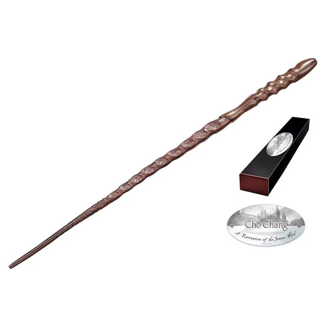 La boutique Aux 2 Balais : Baguette de Cho Chang en résine marron, réplique officielle Harry Potter, manche torsadé, boîte de collection incluse.
