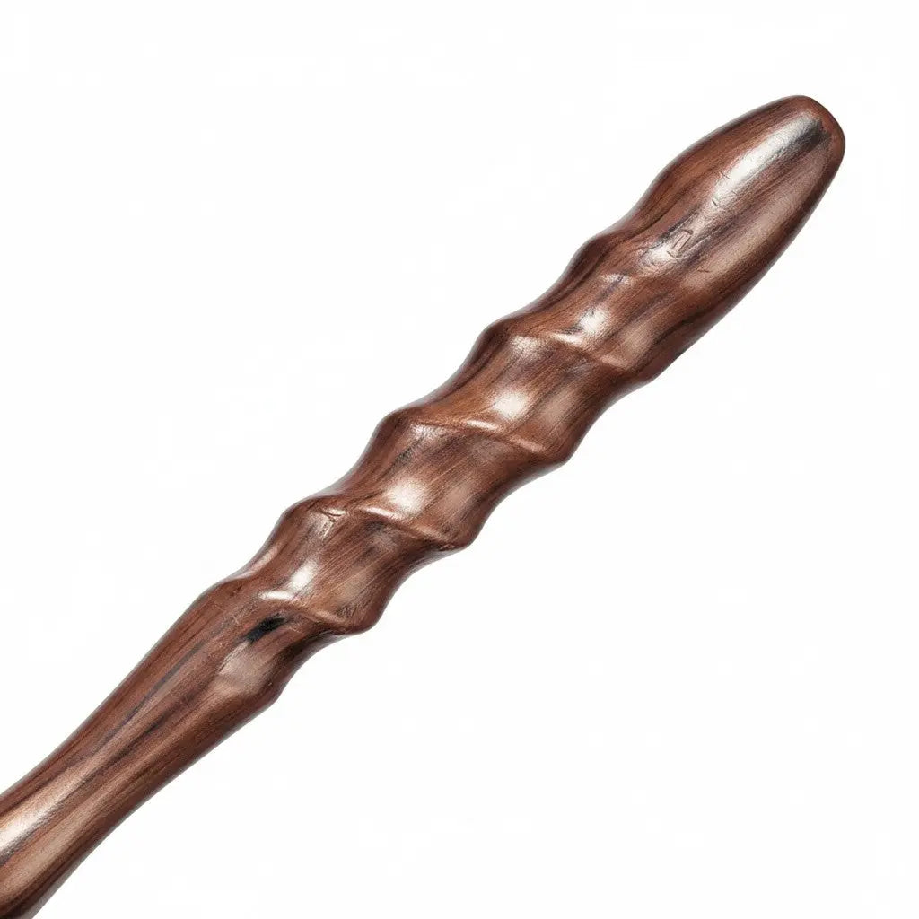 Baguette de Cho Chang La boutique Aux 2 Balais en résine marron avec manche torsadé et détails burinés, réplique officielle Harry Potter.