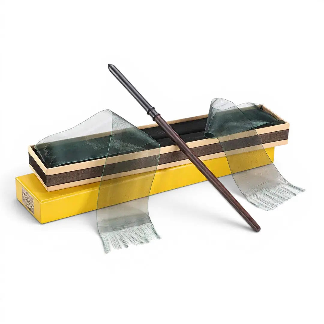 La boutique Aux 2 Balais : Baguette Drago Malefoy en résine, réplique Ollivander Harry Potter, 38 cm, dans sa boîte jaune avec ruban vert.