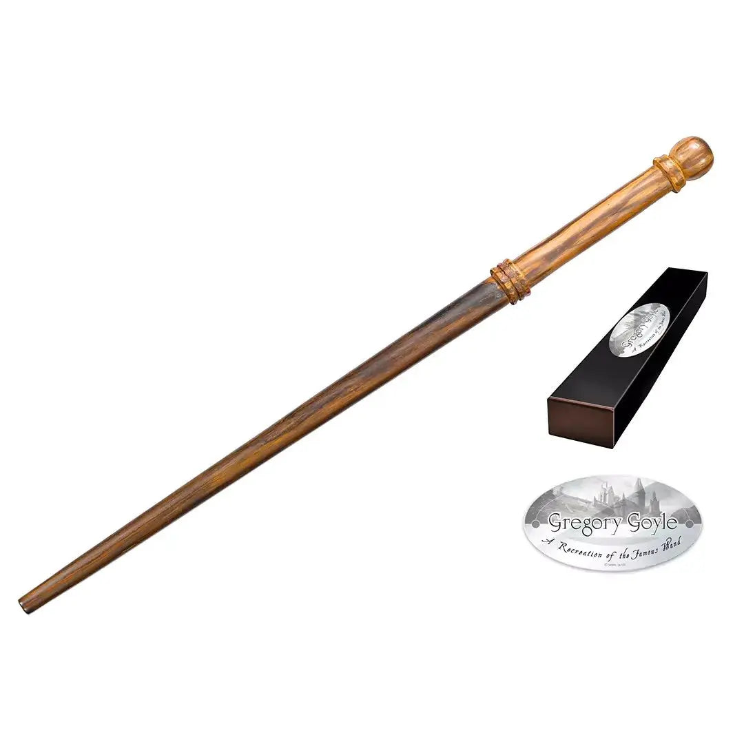 La boutique Aux 2 Balais Baguette Gregory Goyle en résine marron imitation bois clair, manche sphérique, 36cm, avec boîte et plaque.
