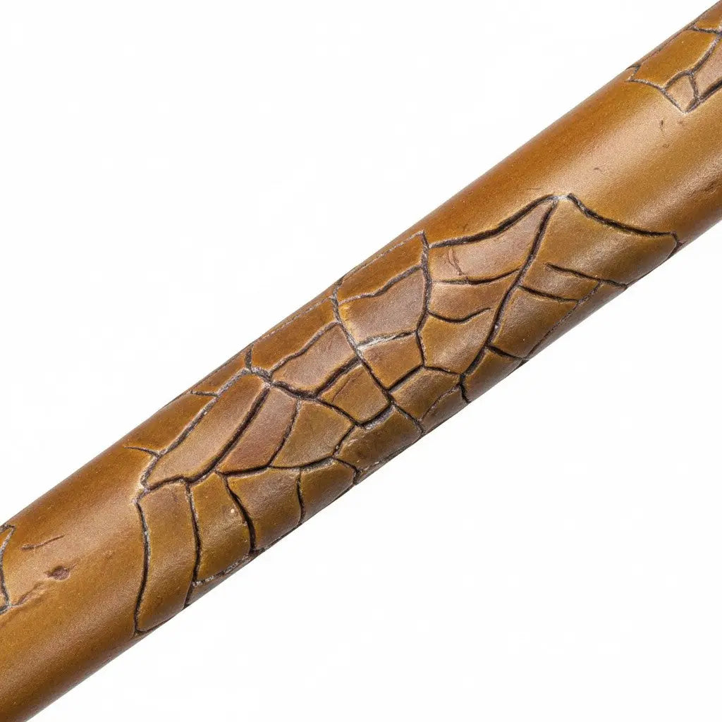 La baguette James Potter en résine imitation bois clair avec gravures toiles d'araignées, sous licence Warner Bros. La boutique Aux 2 Balais.