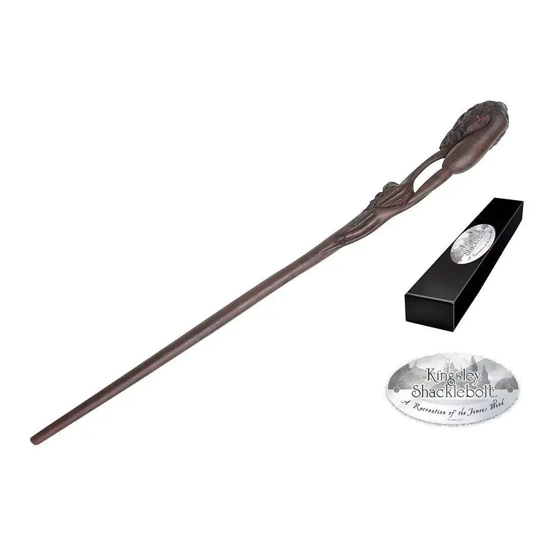 La boutique Aux 2 Balais : Baguette Kingsley Shacklebolt en résine marron foncé, 36 cm, réplique Warner Bros. avec manche sculpté mains griffues.