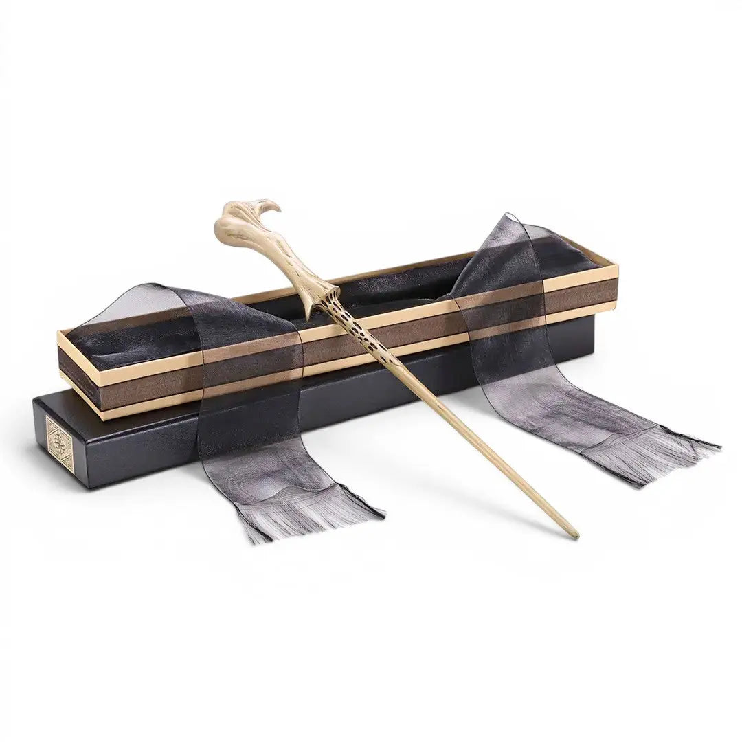 La boutique Aux 2 Balais : réplique de la baguette de Lord Voldemort en résine, 40 cm, dans sa boîte Ollivander avec ruban noir.
