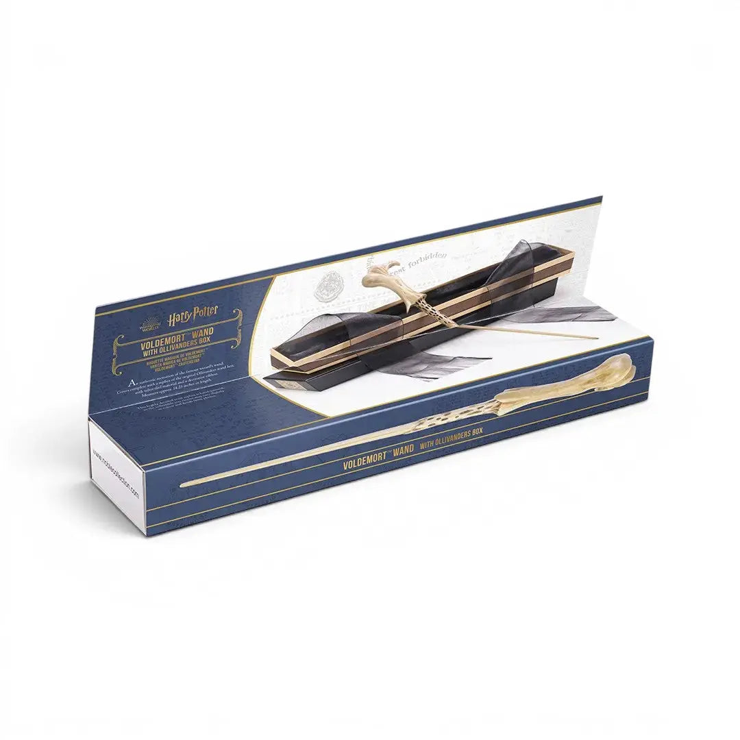 La boutique Aux 2 Balais : Réplique de la baguette de Lord Voldemort en résine, présentée dans sa boîte Ollivander. Licence Harry Potter.