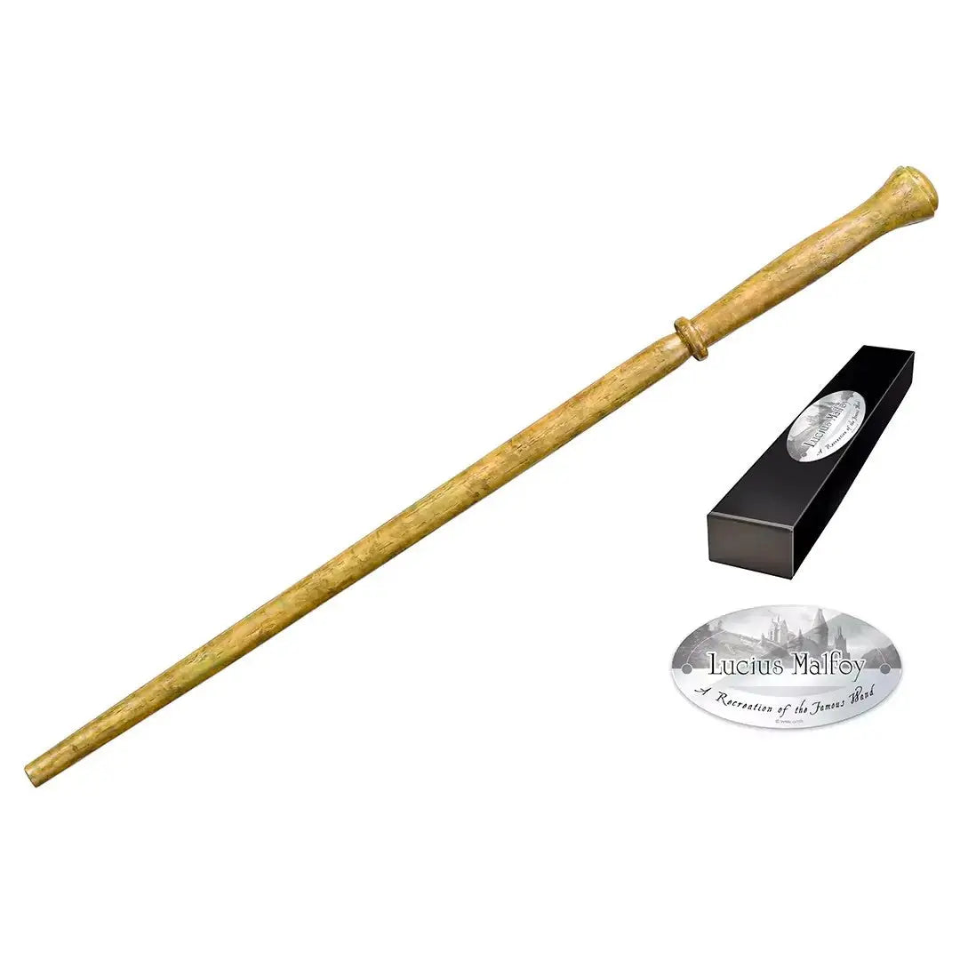 La baguette Lucius Malefoy de La boutique Aux 2 Balais, réplique en résine imitation bois d'orme clair, livrée en boîte collector.