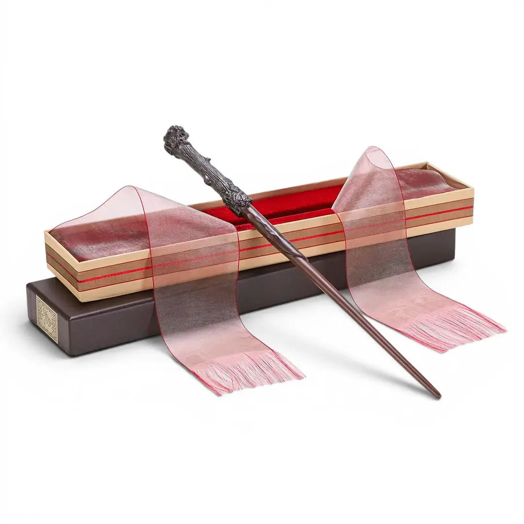 La boutique Aux 2 Balais : baguette magique Harry Potter en résine, réplique Ollivander, 38 cm, présentée dans sa boîte avec ruban rouge.