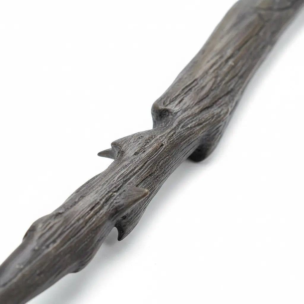 La boutique Aux 2 Balais : Baguette Mangemort Épine Harry Potter en résine, réplique détaillée avec manche dague et épines.