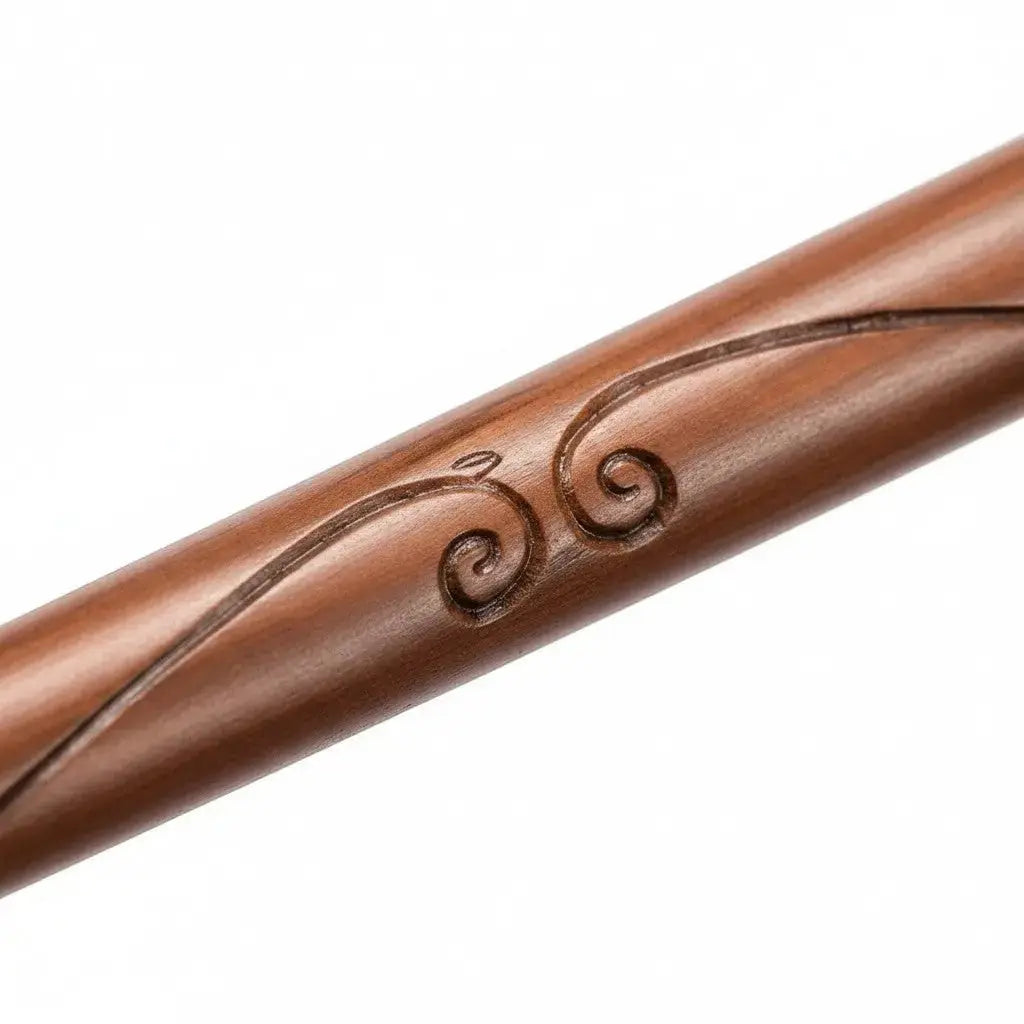 La boutique Aux 2 Balais Baguette Mangemort Marron en résine, réplique officielle Harry Potter avec manche arrondi et reliefs sculptés.