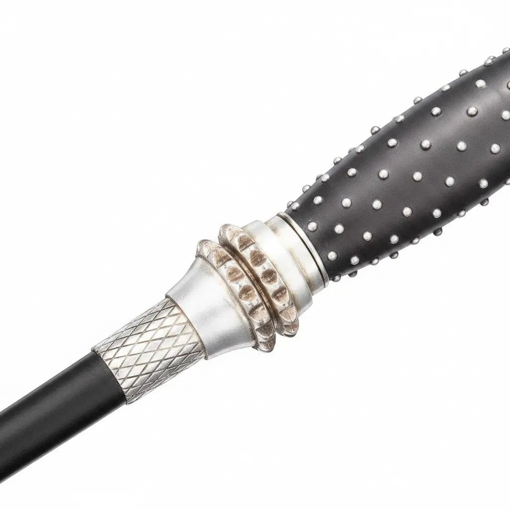 La boutique Aux 2 Balais : Baguette de Narcissa Malefoy en résine noire imitation ébène avec manche orné de pointes et détails argentés.