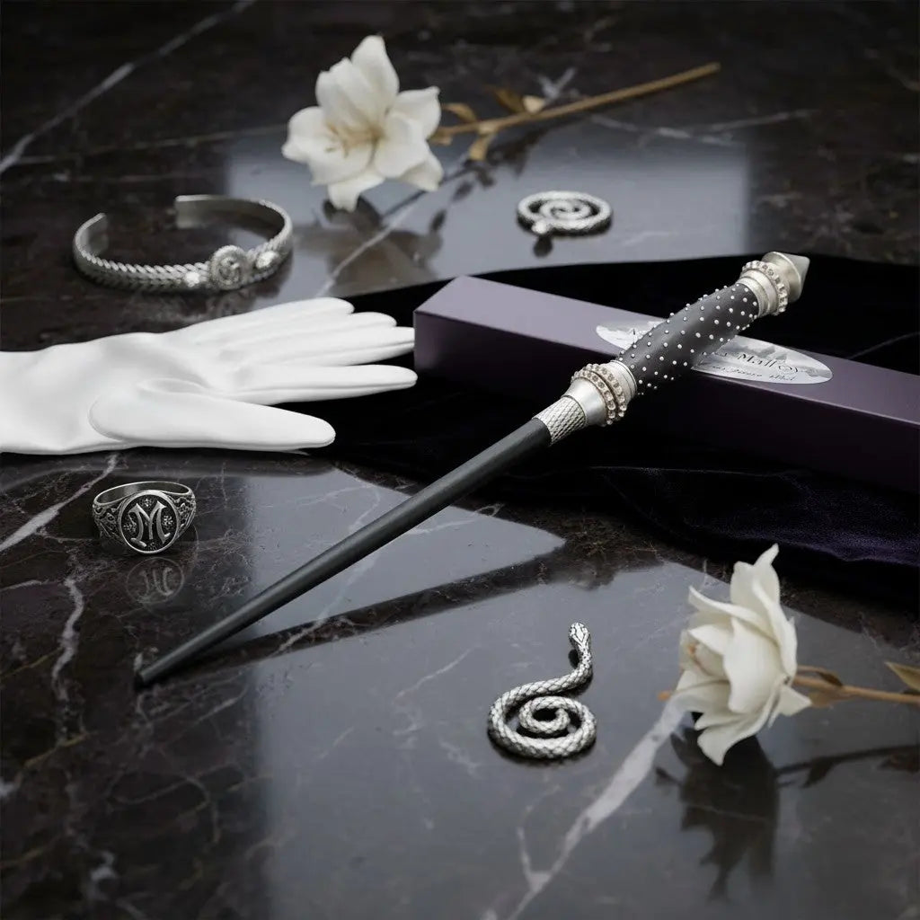 La boutique Aux 2 Balais : Baguette de Narcissa Malefoy en résine noire imitation ébène avec manche orné de pointes et détails argentés.