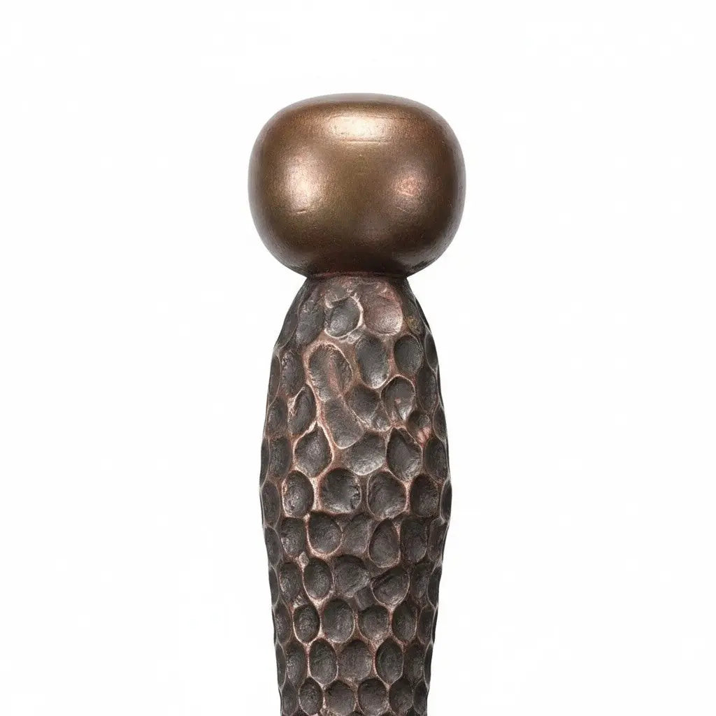 La boutique Aux 2 Balais : Baguette Nigel Wolpert en résine imitation bois sombre, 37 cm, avec manche sculpté et boîte de collection.