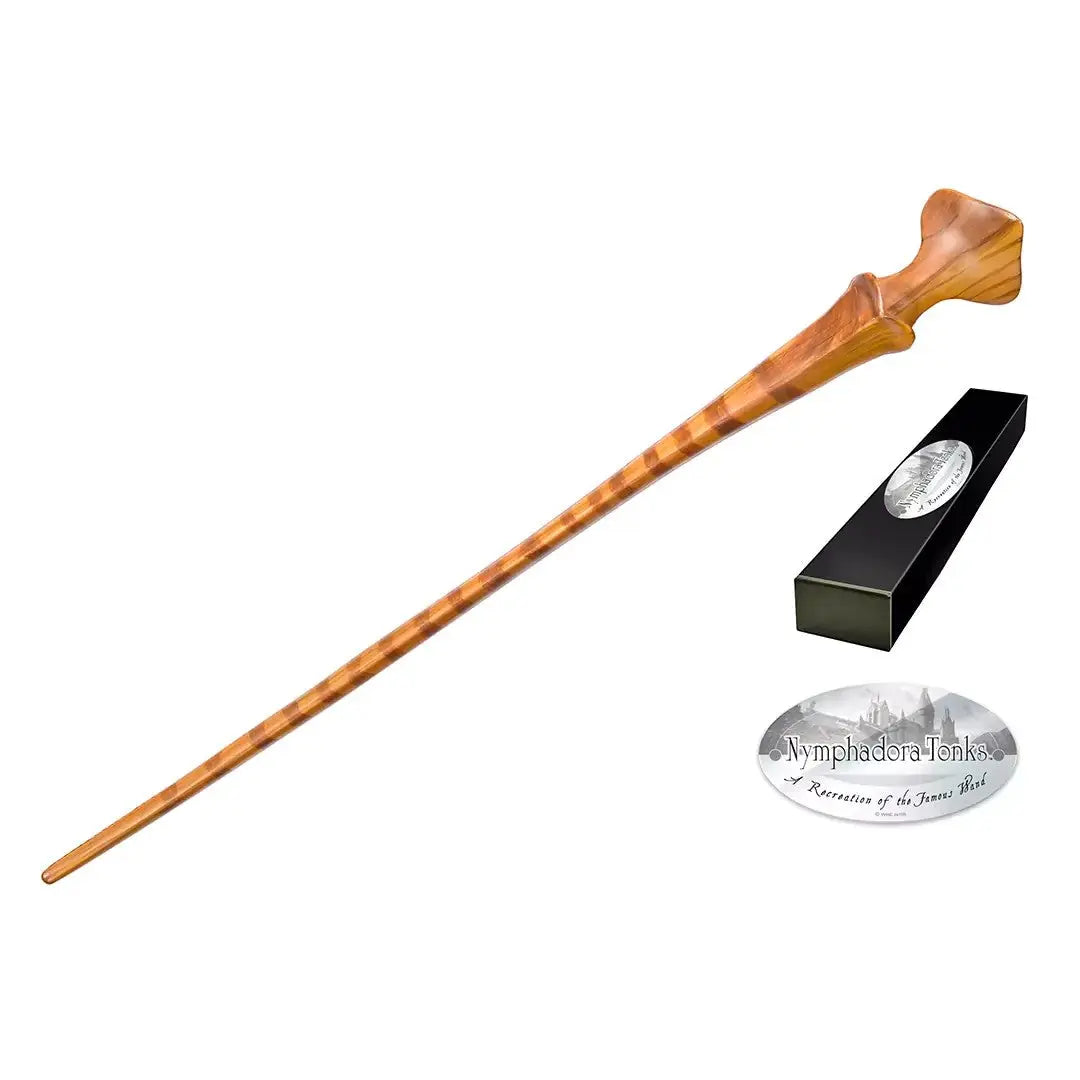 La boutique Aux 2 Balais : Baguette Nymphadora Tonks en résine, bois clair tigré, manche as de pique, 38cm. Réplique officielle Warner Bros.