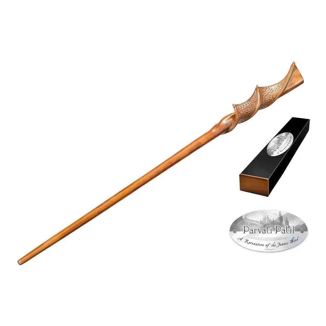 La boutique Aux 2 Balais : Baguette Parvati Patil en résine imitation bois clair, manche sculpté aile de dragon, réplique Harry Potter.