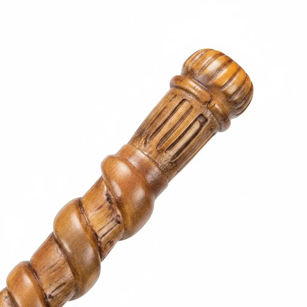 Baguette magique de Percy Weasley en résine imitation bois clair, manche spiralé, avec boîte de collection La boutique Aux 2 Balais.