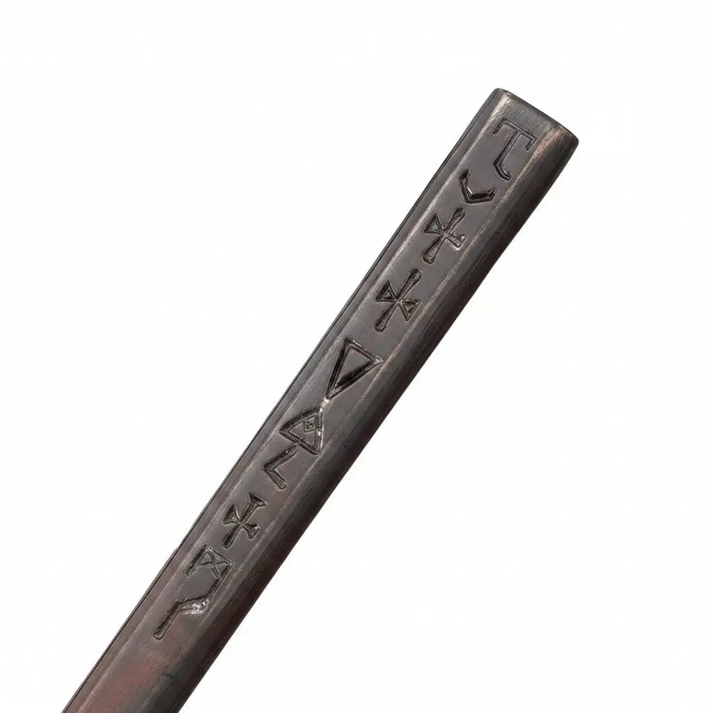 La boutique Aux 2 Balais : Baguette Professeur Trelawney en résine, 38 cm, imitation bois de noisetier sombre avec runes gravées.