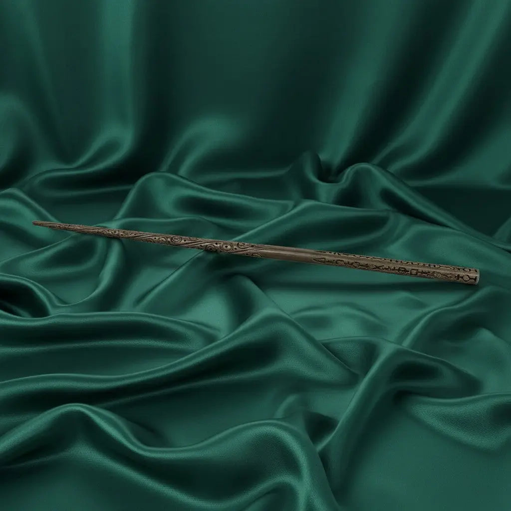 Baguette magique de Sirius Black en résine marron foncé, réplique fidèle de 40 cm, ornée de motifs gravés, présentée sur un tissu satiné vert émeraude. La boutique Aux 2 Balais.