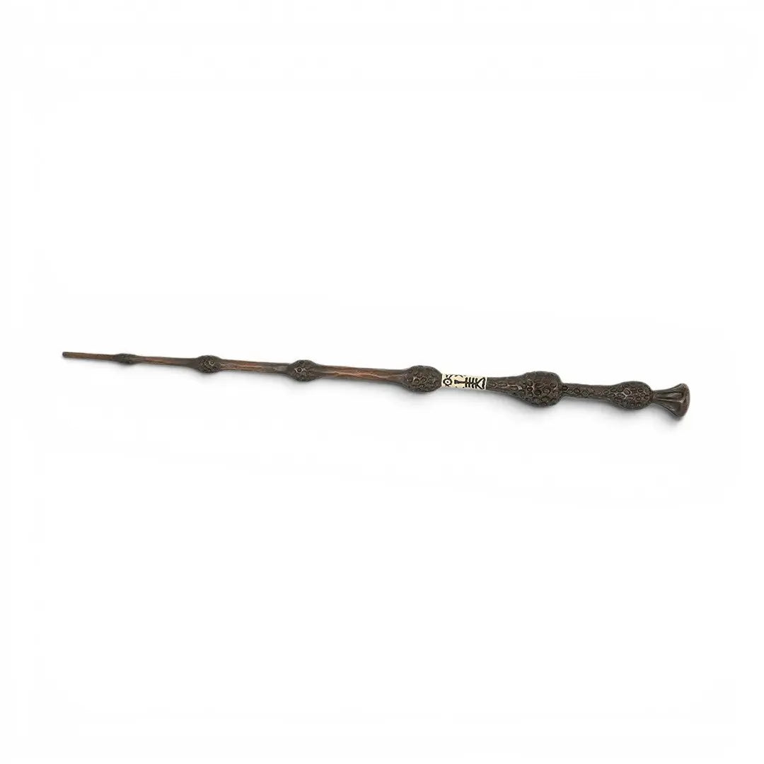 Baguette de Sureau Dumbledore en résine marron foncé, réplique de 40 cm de La boutique Aux 2 Balais, avec gravures et inscription dorée.