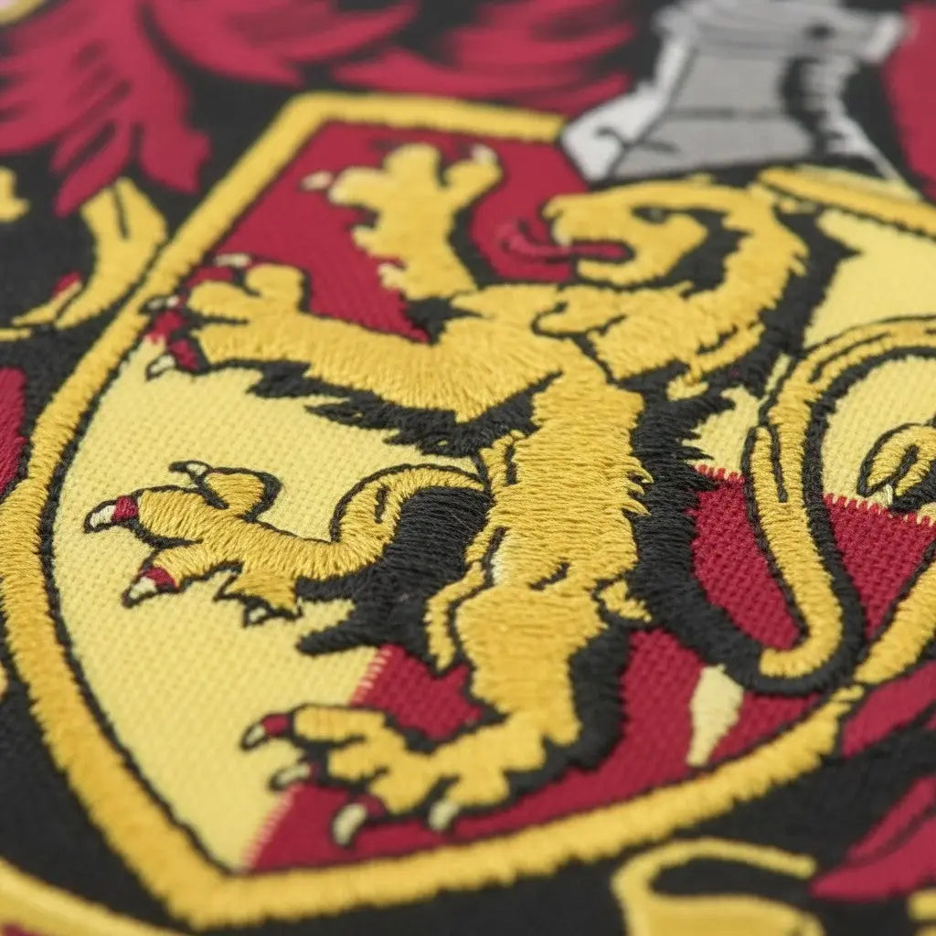 La boutique Aux 2 Balais - Bannière Gryffondor Harry Potter rouge et or, logo brodé, 30x44cm, polyester