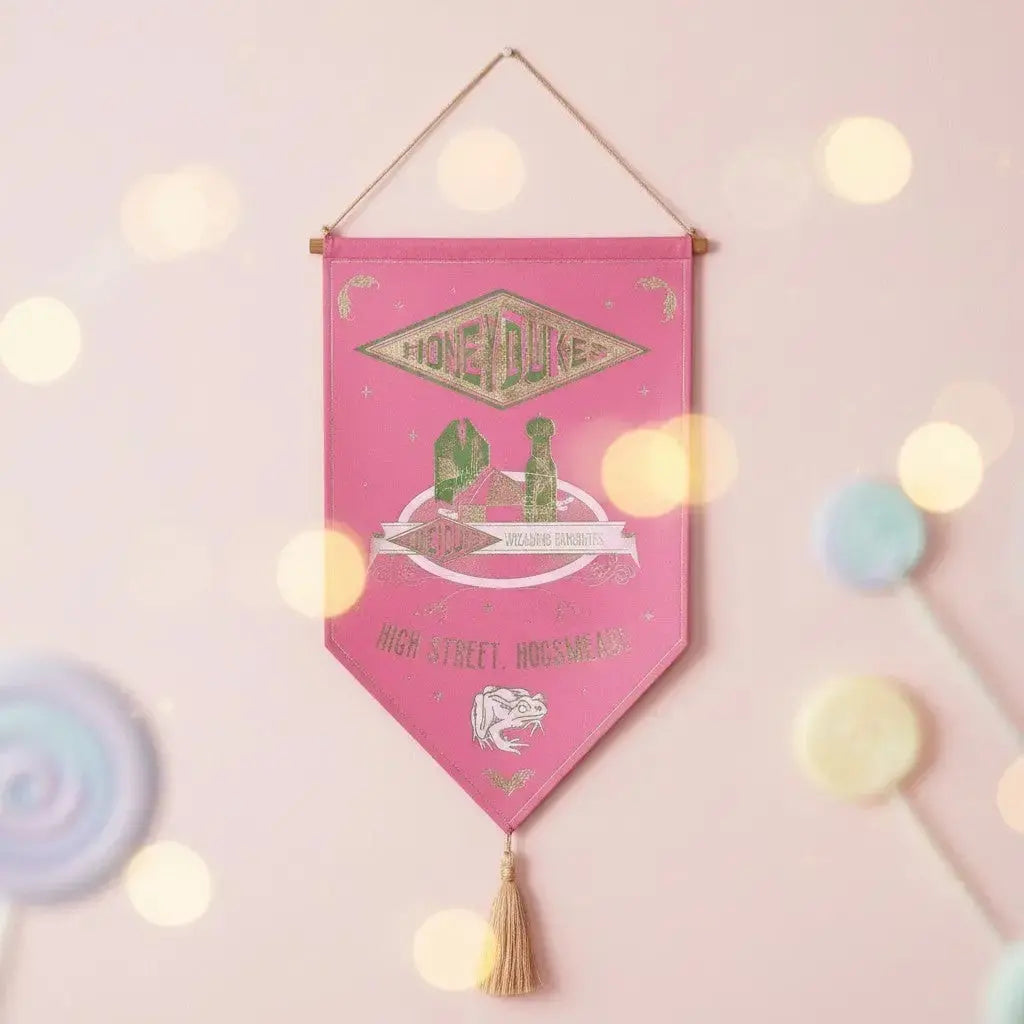 Bannière décorative rose Honeydukes La boutique Aux 2 Balais avec logo doré et pompon, style confiserie Harry Potter