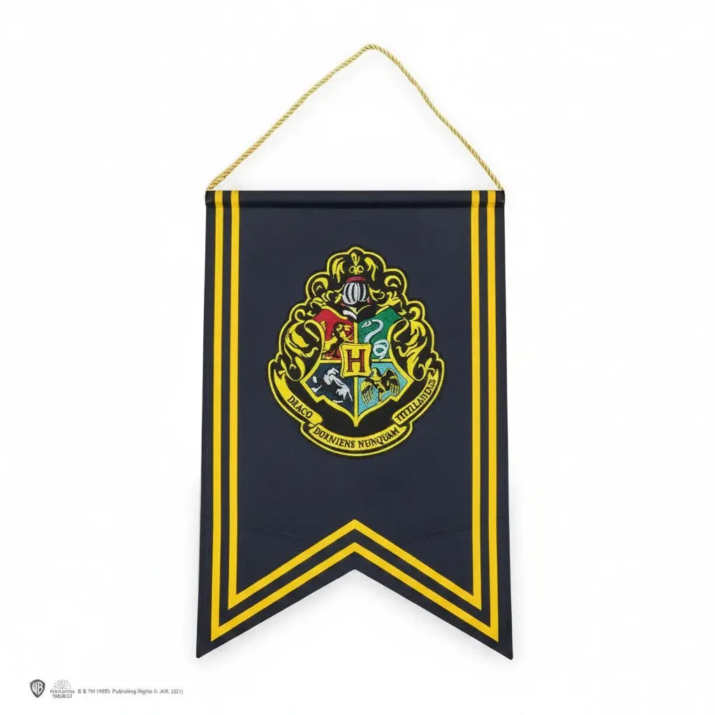 Bannière Poudlard La boutique Aux 2 Balais en polyester bleu marine avec blason brodé et liserés jaunes, 30x44cm.