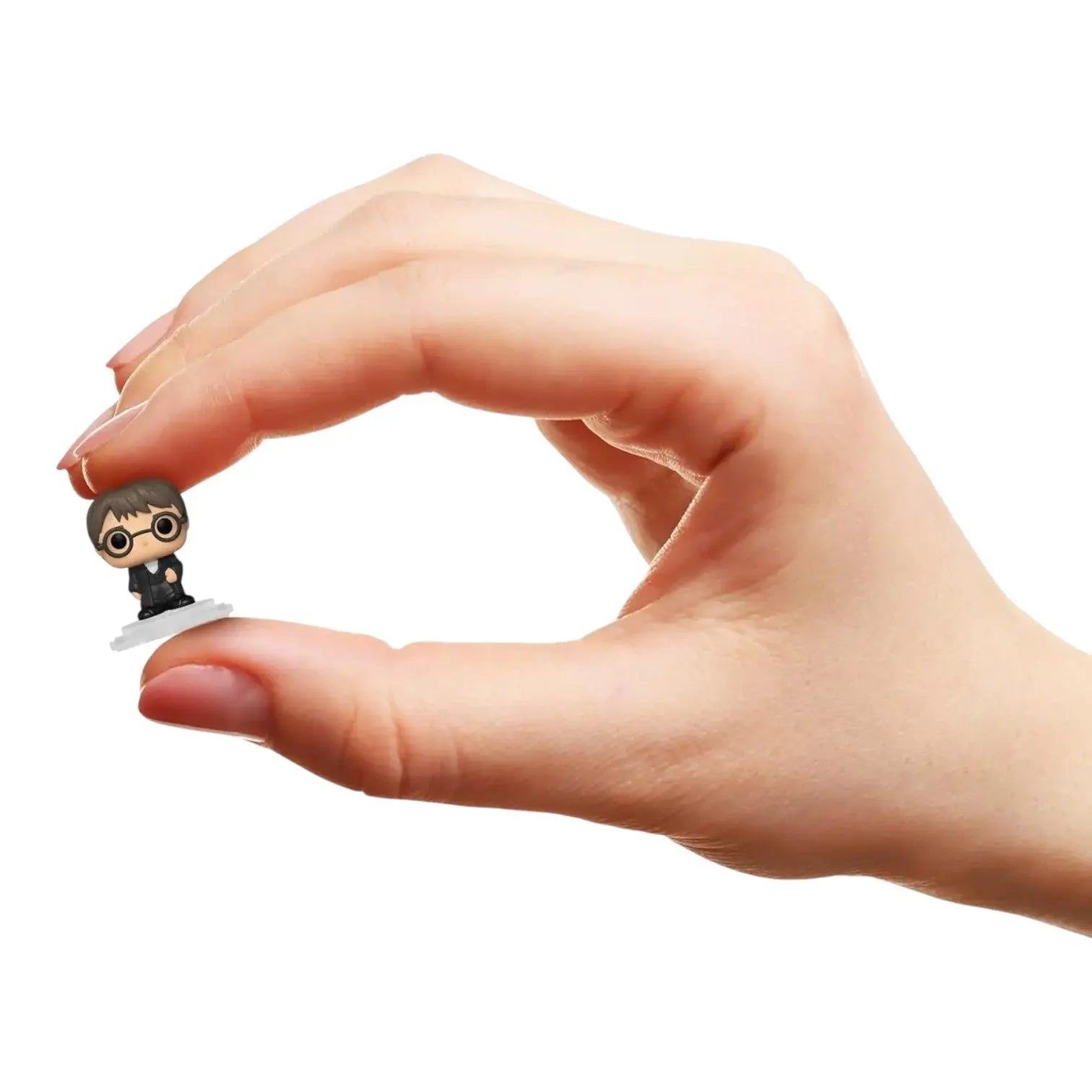 Main tenant une figurine Bitty Pop Harry Potter miniature en vinyle de La boutique Aux 2 Balais