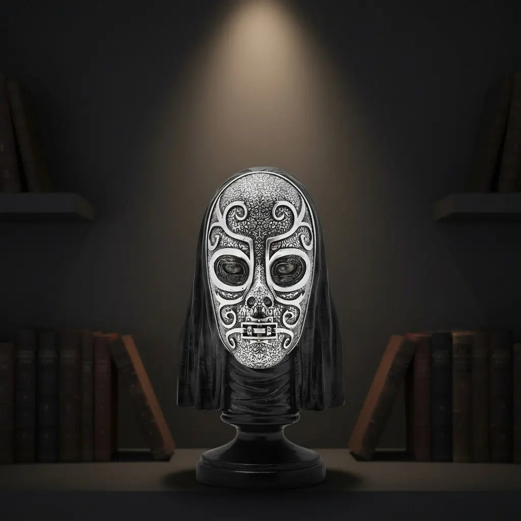 Buste Mangemort décoratif en résine brillante La boutique Aux 2 Balais, masque détaillé de Harry Potter sur étagère.