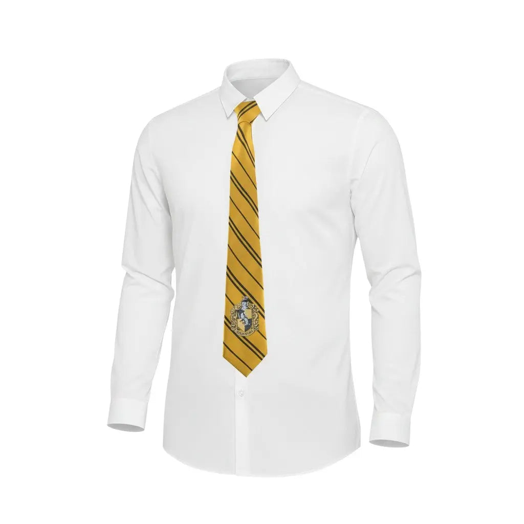Cravate adulte Poufsouffle La boutique Aux 2 Balais jaune et noire rayée avec blason tissé sur chemise blanche