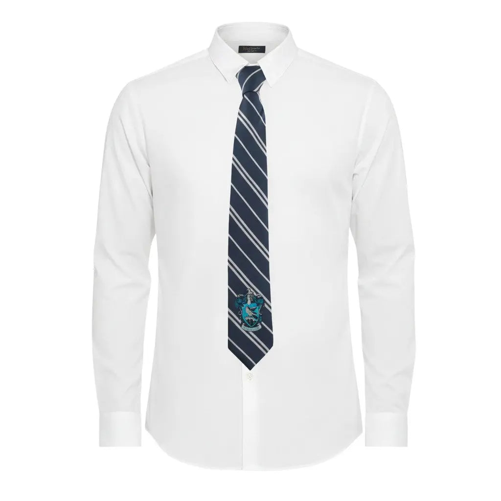 Cravate La boutique Aux 2 Balais Serdaigle bleue et bronze en microfibre avec logo tissé sur chemise blanche