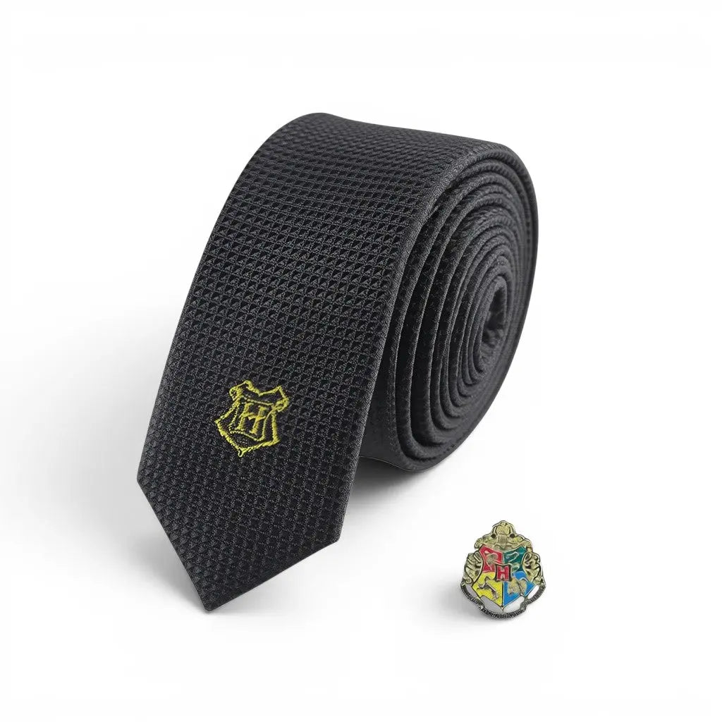 Cravate noire fine La boutique Aux 2 Balais en microfibre avec logo Poudlard brodé et pin's assorti