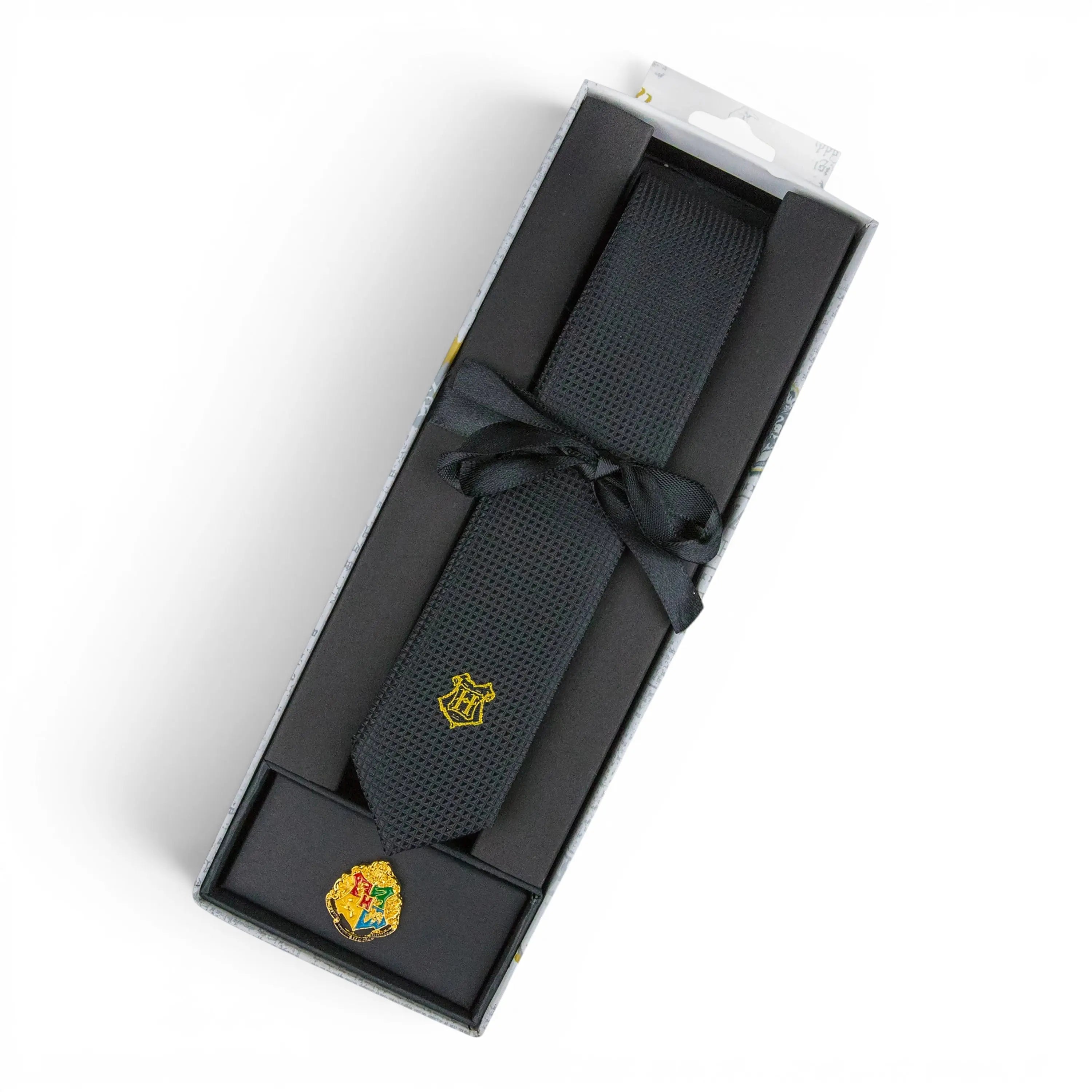 Coffret cadeau La boutique Aux 2 Balais avec cravate noire Harry Potter en microfibre et pin's Poudlard brodé