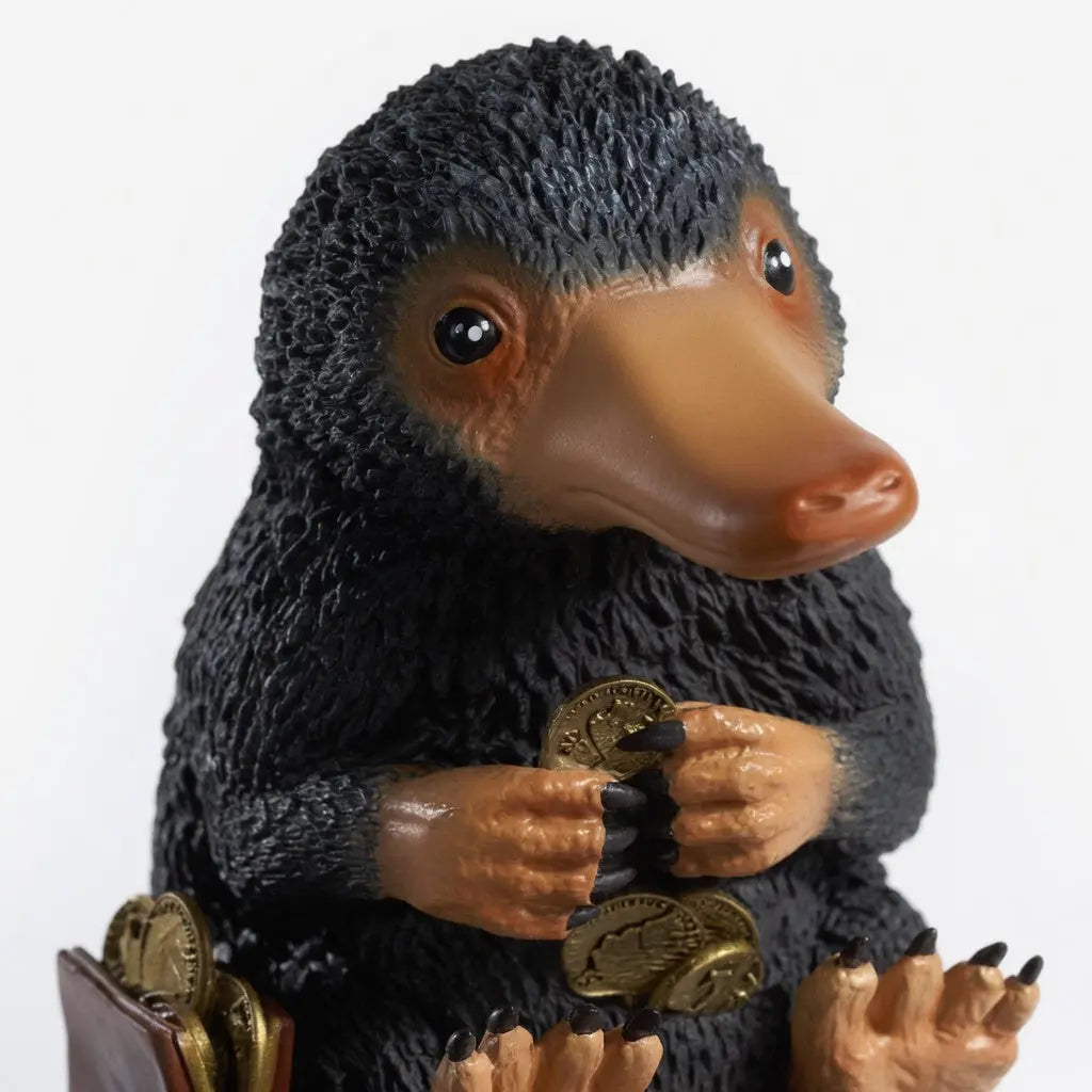 Figurine Niffleur posee sur etagere collection Animaux Fantastiques Noble Collection boite collector