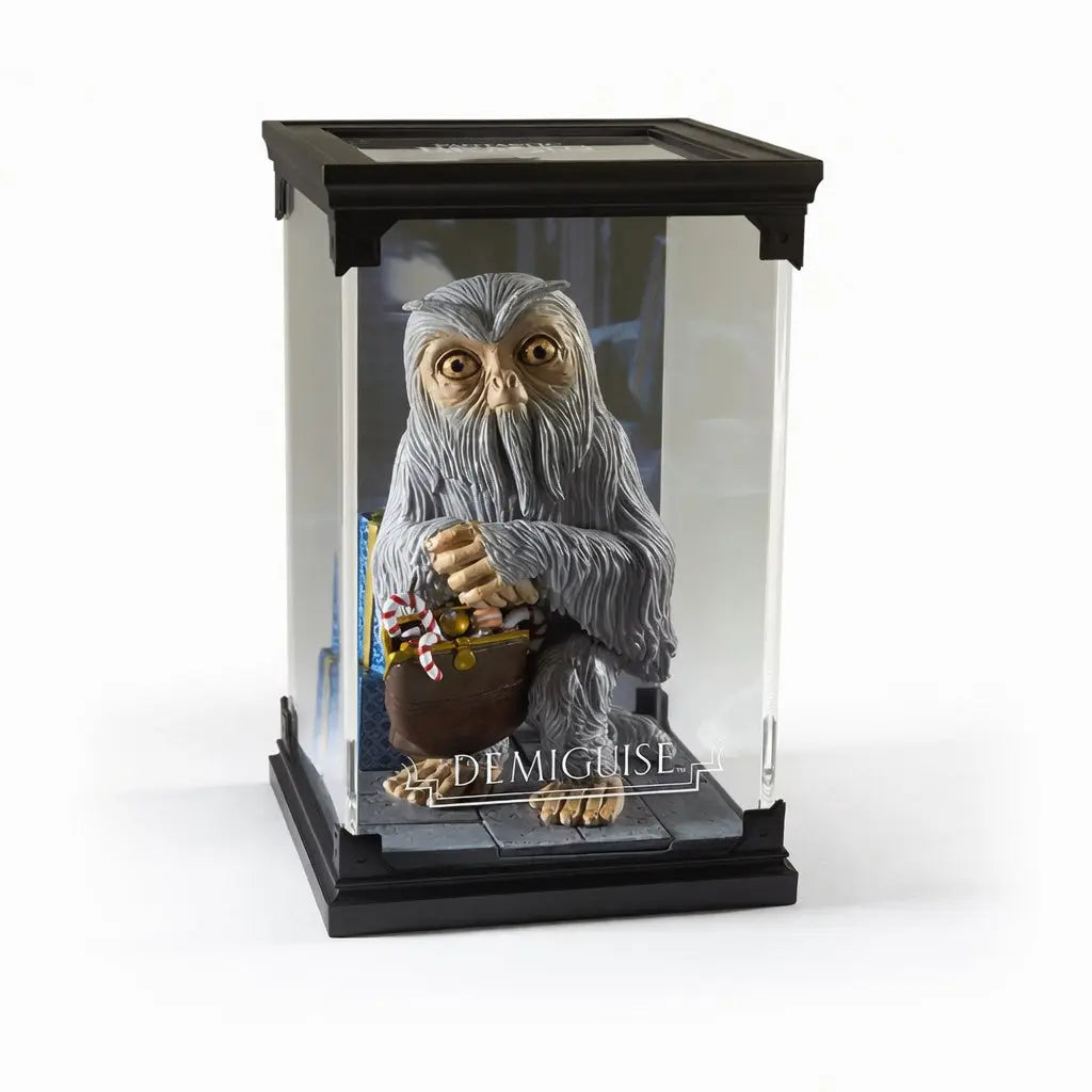 Detail grands yeux expressifs fourrure blanche figurine Demiguise Animaux Fantastiques Noble Collection