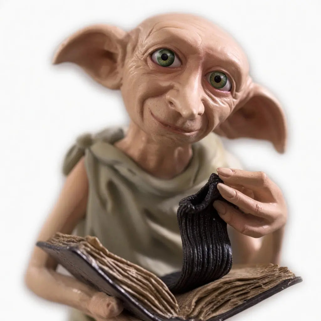 Figurine Dobby posee sur etagere collection Harry Potter boite collector transparente Noble Collection