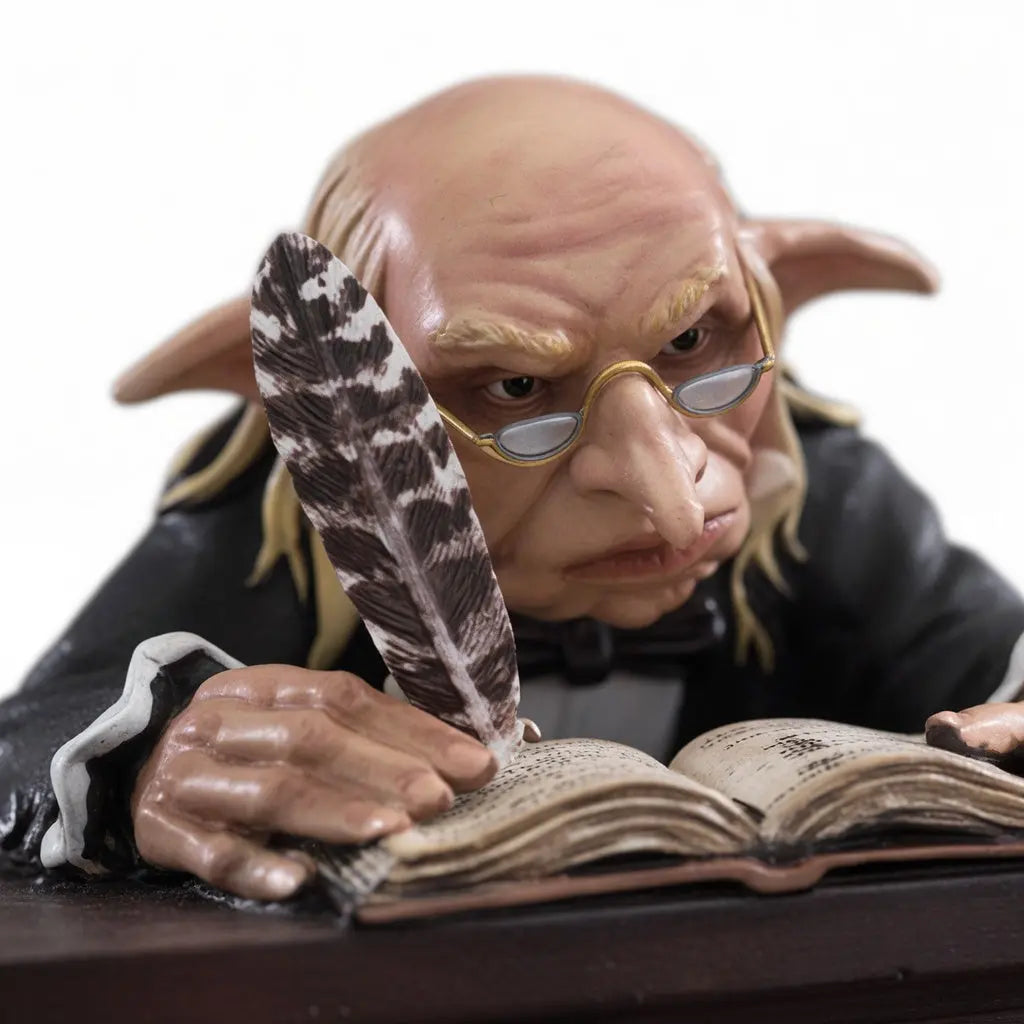 Figurine Gobelin Gringotts posee sur etagere collection Harry Potter boite collector Noble Collection