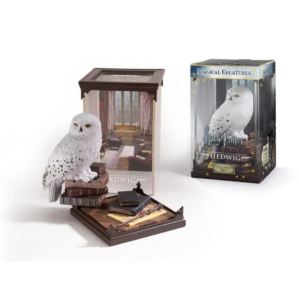 Detail socle figurine Hedwige livres miniatures baguette Harry Potter Noble Collection