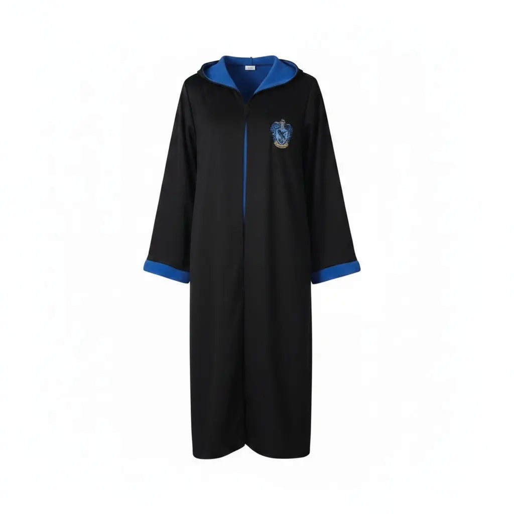 La boutique Aux 2 Balais Robe de sorcier Serdaigle enfant noire avec capuche et revers bleus, blason floqué. Taille 11-14 ans.