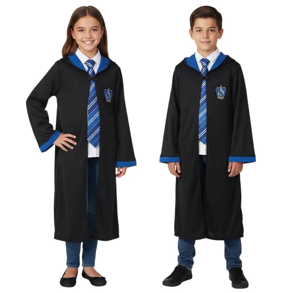 La boutique Aux 2 Balais Déguisement Serdaigle enfant, robe de sorcier noire avec capuche et revers bleus, blason floqué, taille 11-14 ans.