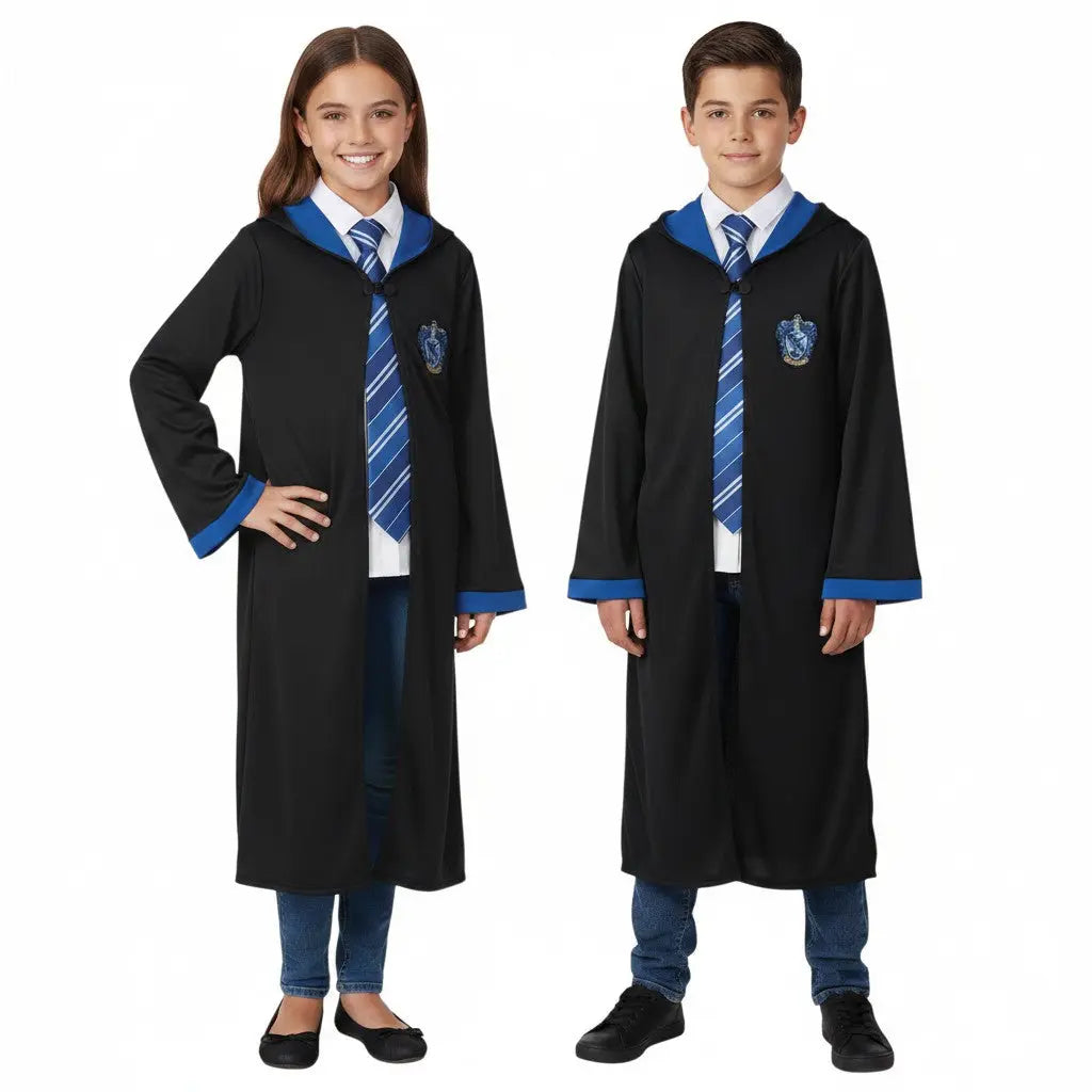 La boutique Aux 2 Balais : Robe de sorcier Serdaigle enfant noire avec capuche bleue, blason floqué, taille 11-14 ans.
