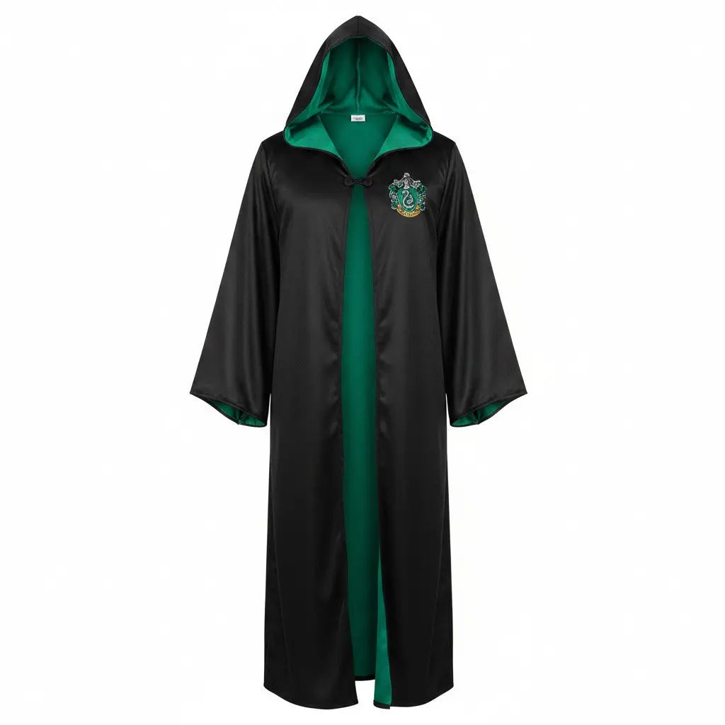 La boutique Aux 2 Balais : Robe de sorcier Serpentard adulte noire avec capuche verte et blason imprimé, taille unique.