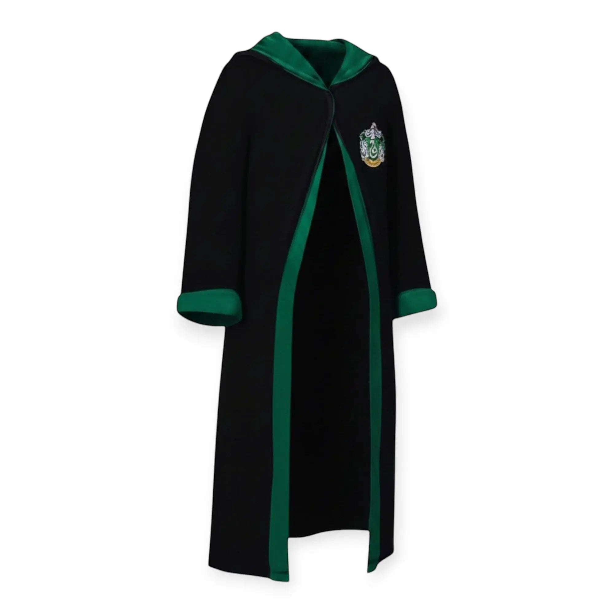 La boutique Aux 2 Balais Robe de sorcier Serpentard noire et verte pour enfant avec blason floqué, capuche et revers contrastants.