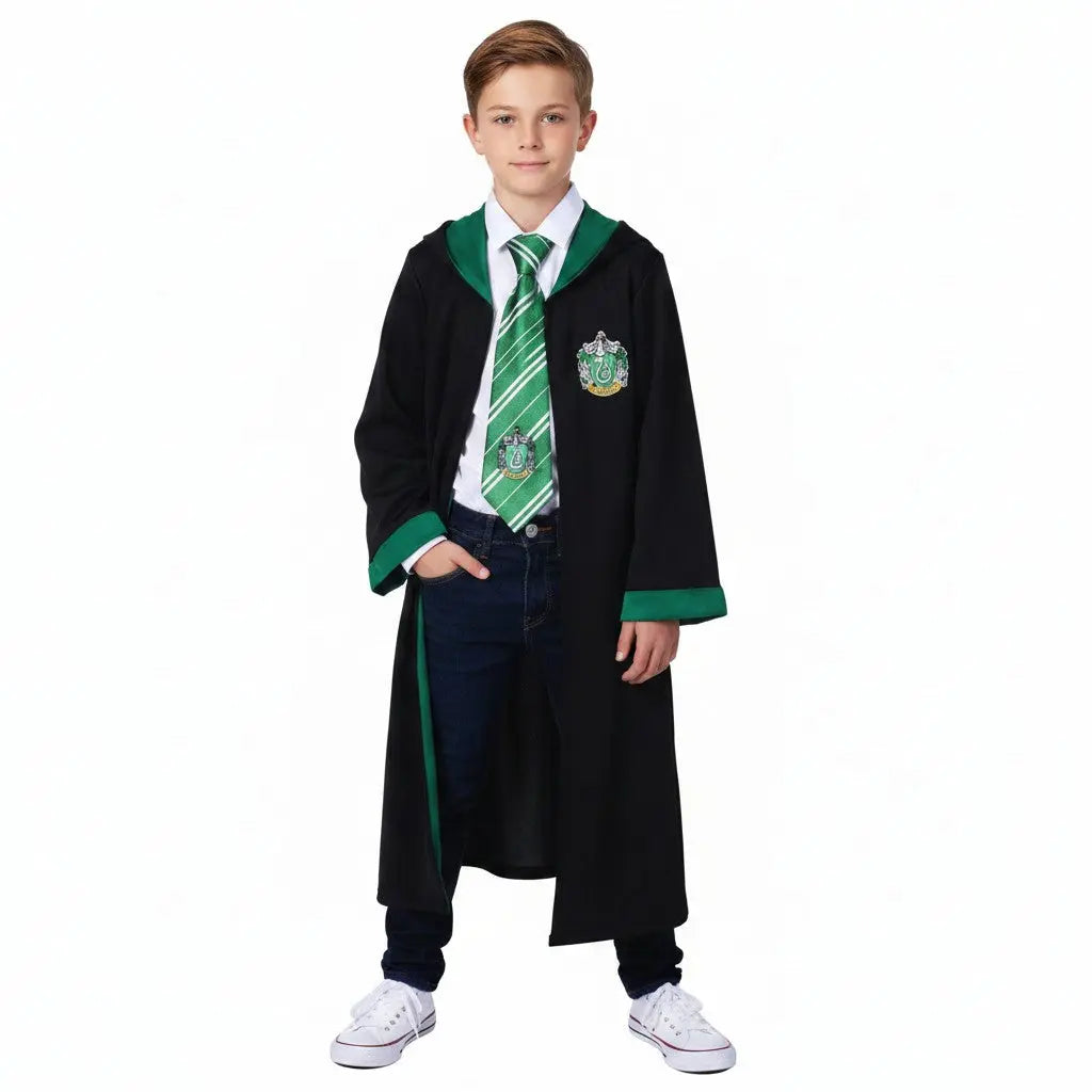 La boutique Aux 2 Balais Robe de sorcier Serpentard noire avec capuche et revers verts, blason floqué, pour enfant 7-14 ans.