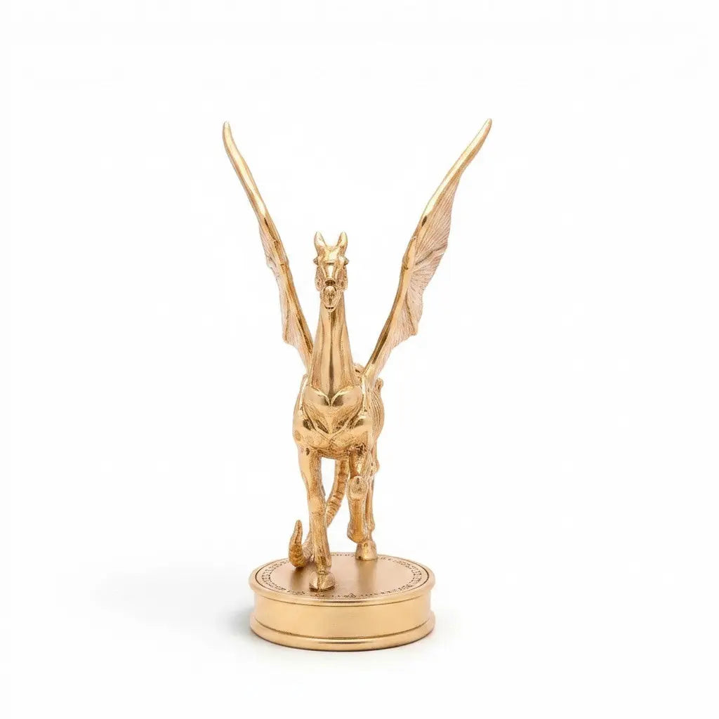 Figurine dorée Sombral La boutique Aux 2 Balais, créature ailée détaillée sur socle circulaire, objet de collection
