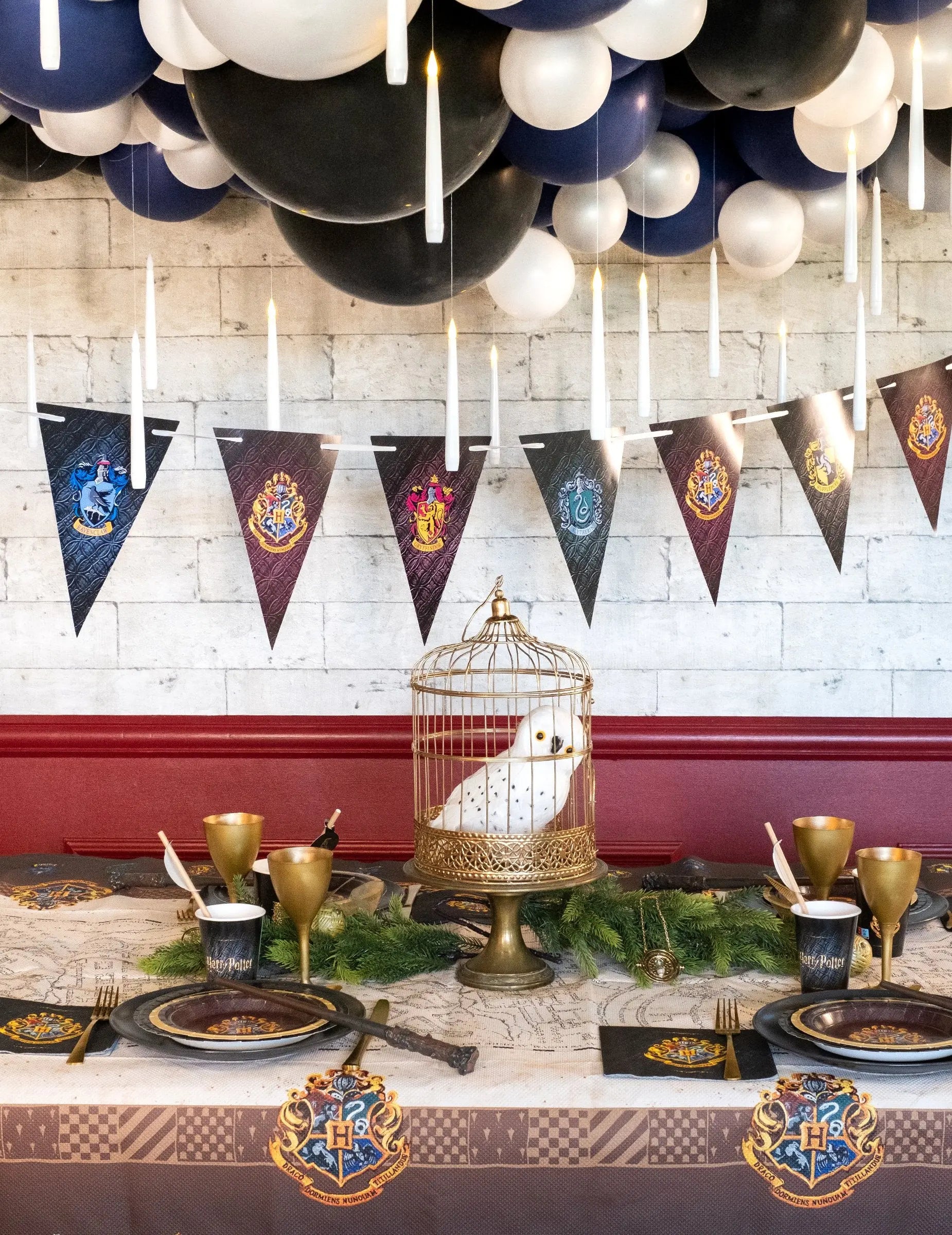 Guirlande à Fanions Harry Potter Officielle - 2m avec 4 Maisons de Poudlard -  La boutique Aux 2 Balais