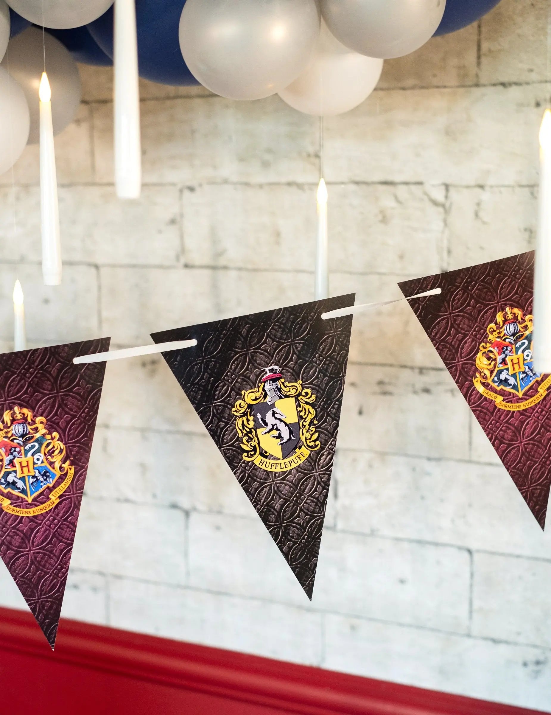Guirlande à Fanions Harry Potter Officielle - 2m avec 4 Maisons de Poudlard -  La boutique Aux 2 Balais