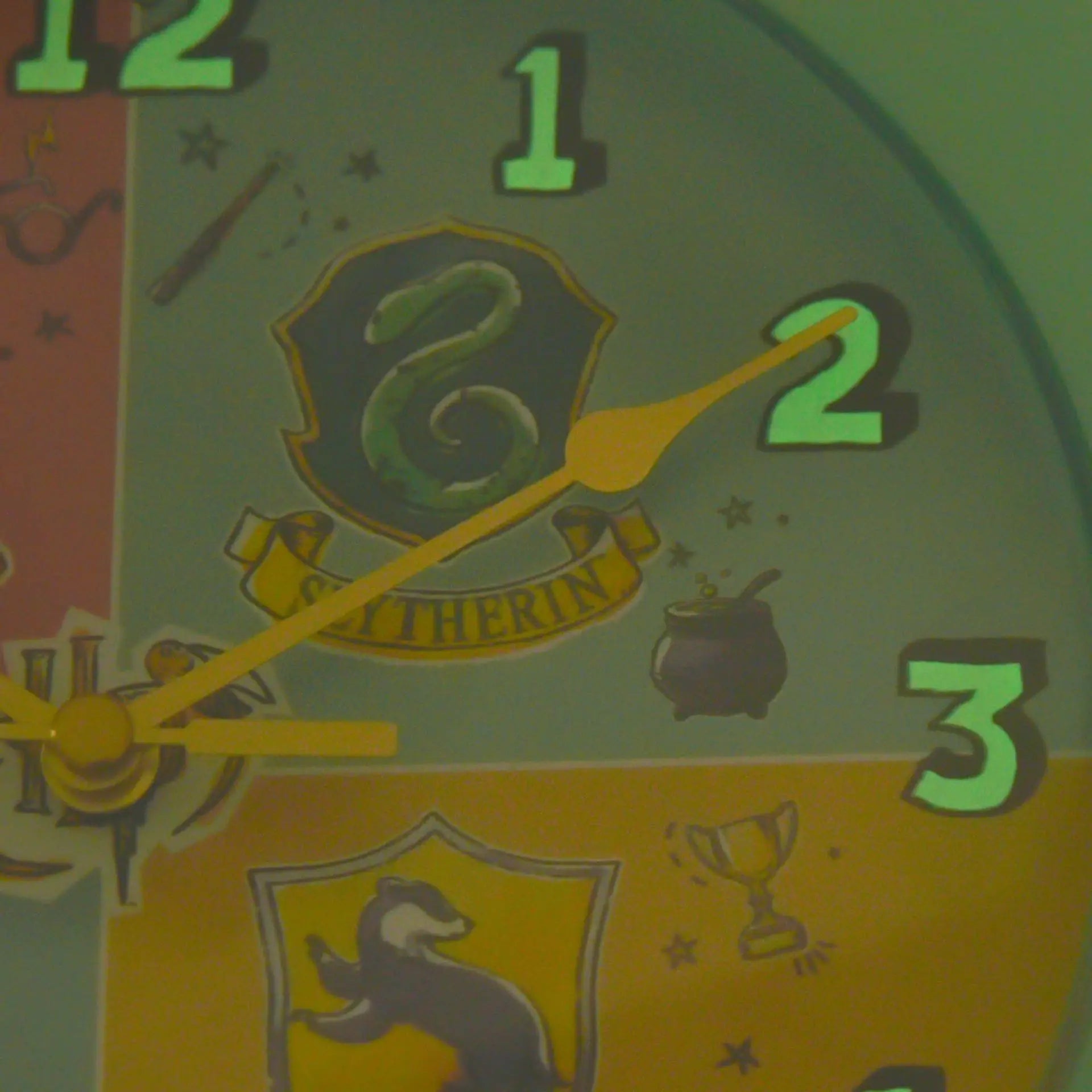 Horloge 4 Maisons Phosphorescente – Harry Potter -  La boutique Aux 2 Balais