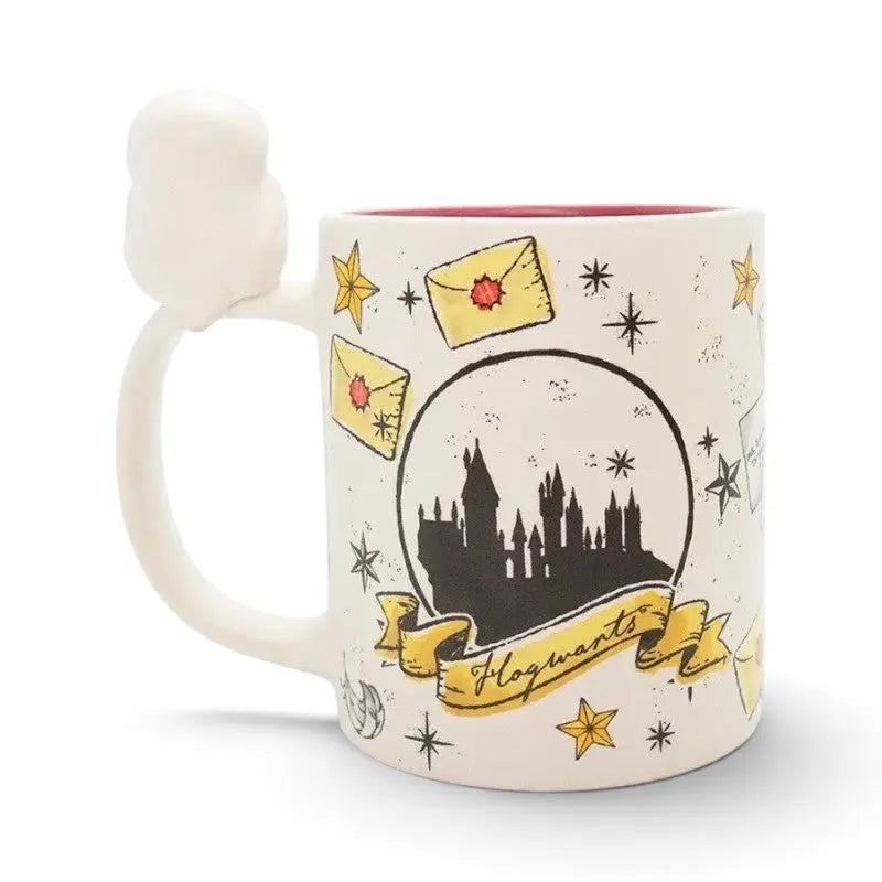 Mug 3D en céramique La boutique Aux 2 Balais avec Hedwige sur l'anse et illustrations de Poudlard et lettres magiques